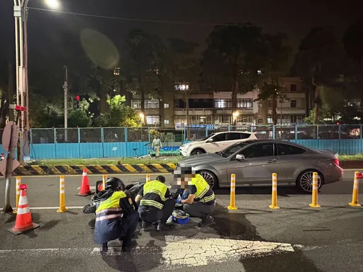 疑超車不慎失控！淡水機車撞防撞桿後再撞轎車　21歲騎士拒送醫、父趕至頻搖頭