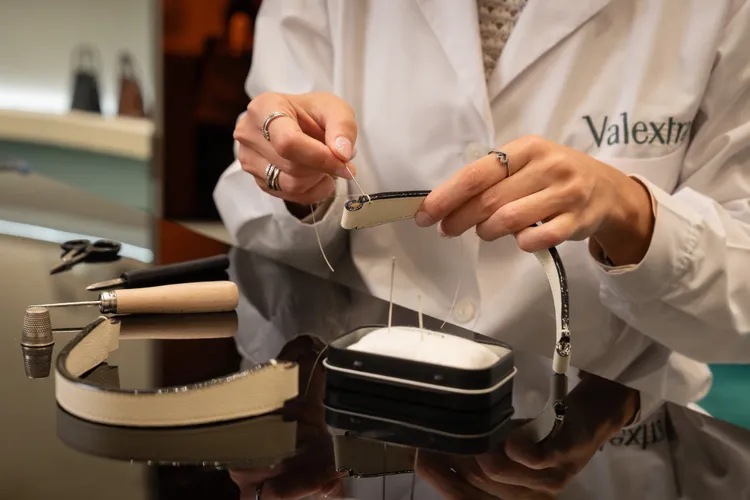 Valextra經典Hand Bar-Tack Stitching手工加固縫製工藝。品牌提供