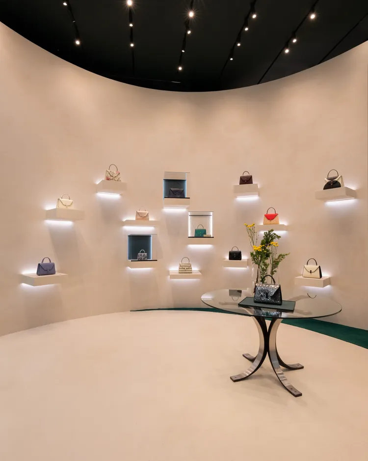 Valextra Museum Wall以博物館典藏概念呈現特殊款級珍稀系列作品。品牌提供