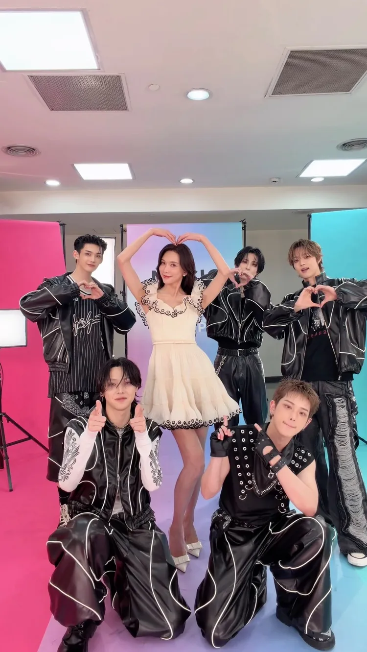 &TEAM成員NICHOLAS（王奕翔，前排左）、HARUA、JO（後排左起）、YUMA、隊長EJ與林志玲在小巨蛋後台挑戰王心凌的《DA DA DA》。翻攝&TEAM IG