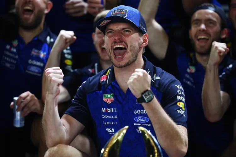 Max Verstappen振臂歡呼，在生涯第250場大獎賽寫下新加坡首勝，並完成2026賽季連兩站奪冠。Red Bull提供