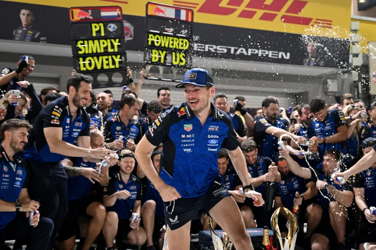 Max Verstappen首度贏得新加坡大獎賽冠軍，賽後與Oracle Red Bull Racing團隊一同慶祝勝利。Red Bull提供