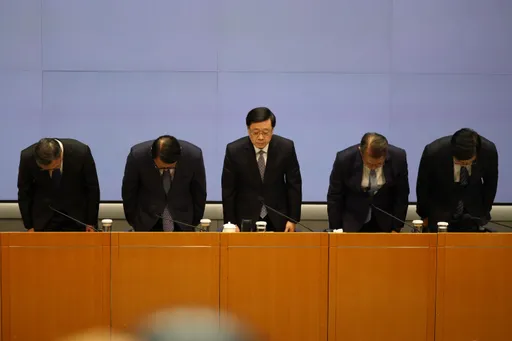 香港宏福苑大火168死　行政長官李家超率官員鞠躬道歉、房屋局長請辭