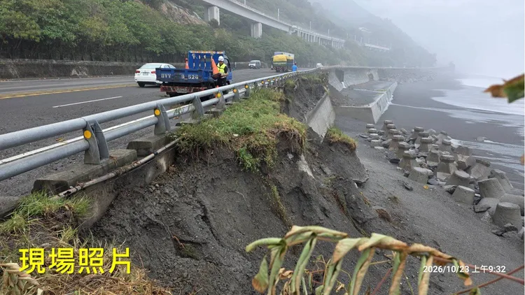 目前海側車道已進行管制通行，並緊急吊放消波塊予以保護。公路局南區養護工程分局