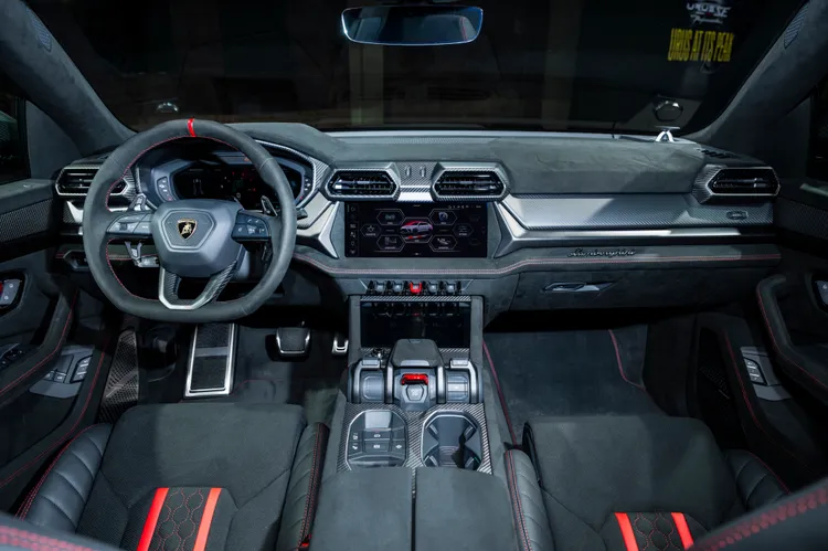 座艙延續Lamborghini「Feel like a Pilot」設計理念，透過專屬內裝材質與碳纖維飾板營造駕駛導向氛圍，並搭配Strada、Sport、Corsa及新增的Rally拉力模式，對應不同駕駛情境。業者提供