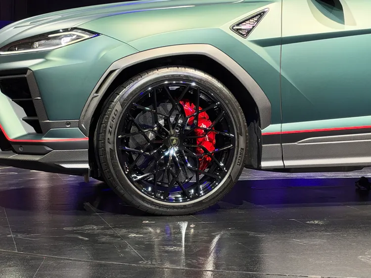 Urus SE Performante首度導入AURA雙氣室雙閥門氣壓懸吊系統，可依駕駛模式調整車身支撐與舒適性，並結合6D動態感測器及IPB整合式性能煞車系統，強化車輛動態控制。周奕豪攝