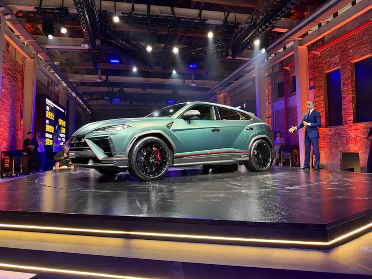 Urus SE Performante車頭換上全新碳纖維引擎蓋，並整合S-Duct導流進氣口設計，搭配重新調整的前保桿與空力部件，兼顧外觀辨識度、氣流管理與煞車冷卻需求。周奕豪攝