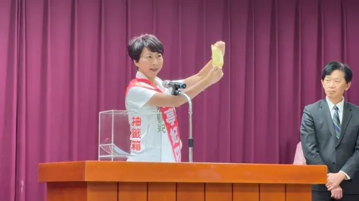台南市長候選人號次抽籤！謝龍介缺席　陳亭妃親手抽3號喊當人民靠山