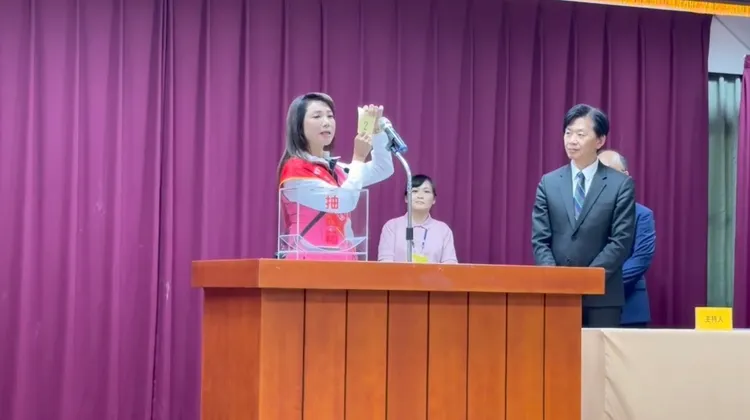 國民黨立委謝龍介未現身，由同黨議員參選人童小芸代抽，抽出2號。民眾提供