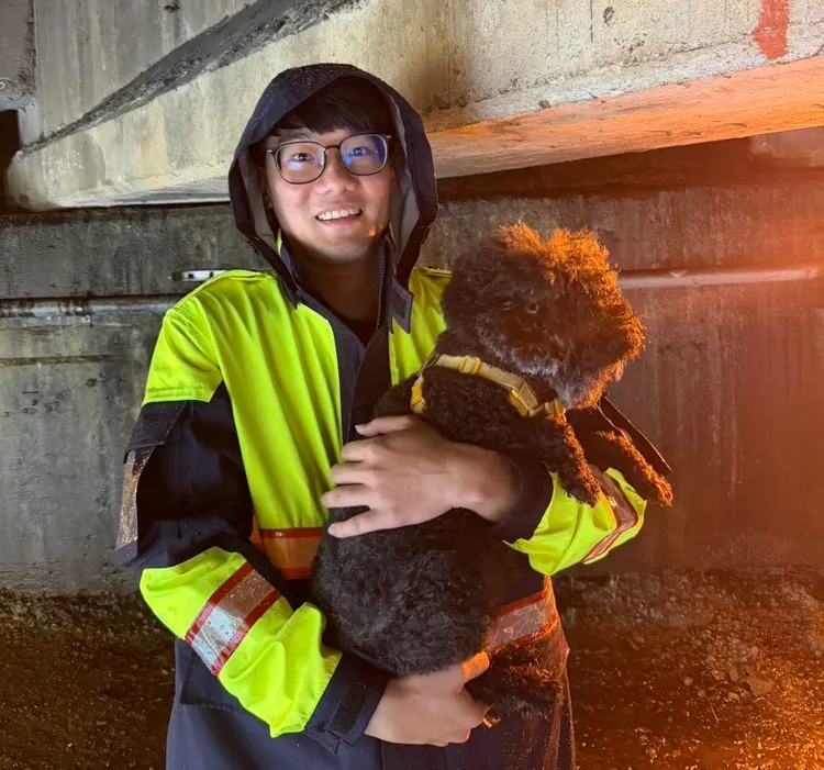 警員救出貴賓犬。蘆竹警分局提供