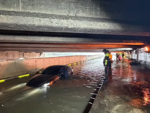 薔琵強降雨襲桃園！涵洞積水漫車窗　警涉水救出受困女駕駛與貴賓犬