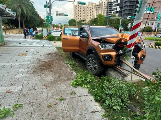 疑搶快闖紅燈釀禍！兩車路口猛撞碎片掉一地　2駕駛受傷送醫