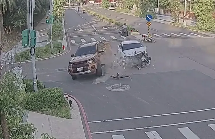 兩車路口撞擊。翻攝畫面