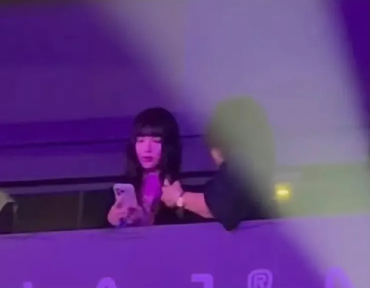七七與準婆婆一起替林俊傑演出加油。翻攝微博