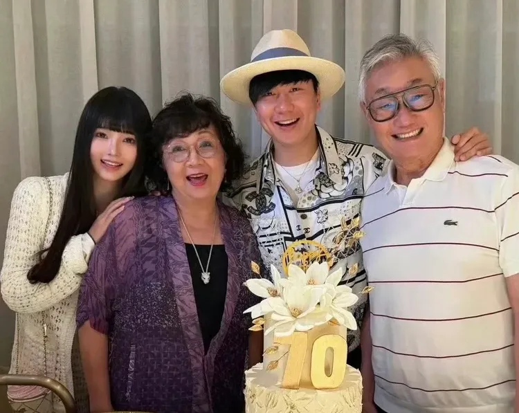 林俊傑去年12月底趁媽媽70大壽，認愛小20歲的美籍華裔網紅七七。翻攝林俊傑微博