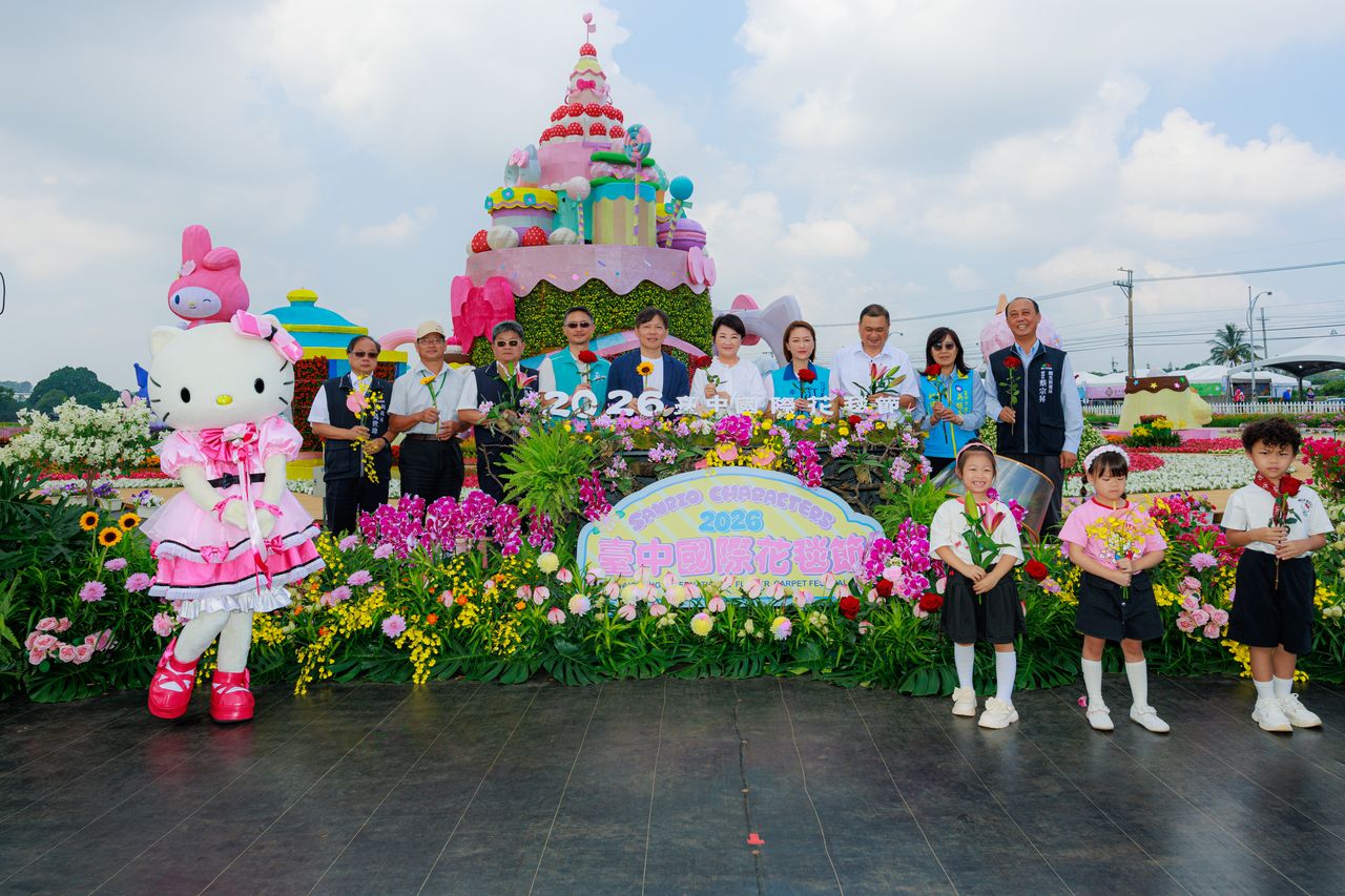 任內最後1次花毯節 盧秀燕偕三麗鷗明星打造「甜點王國」