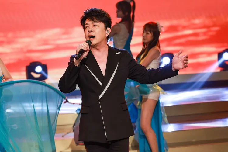 翁立友一出場演唱〈行棋〉，被主持人陽帆盛讚。民視提供