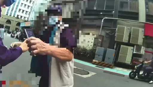 新北69歲男「誤會遭詐」大鬧藥局　推擠員警下場慘！當場壓制上銬