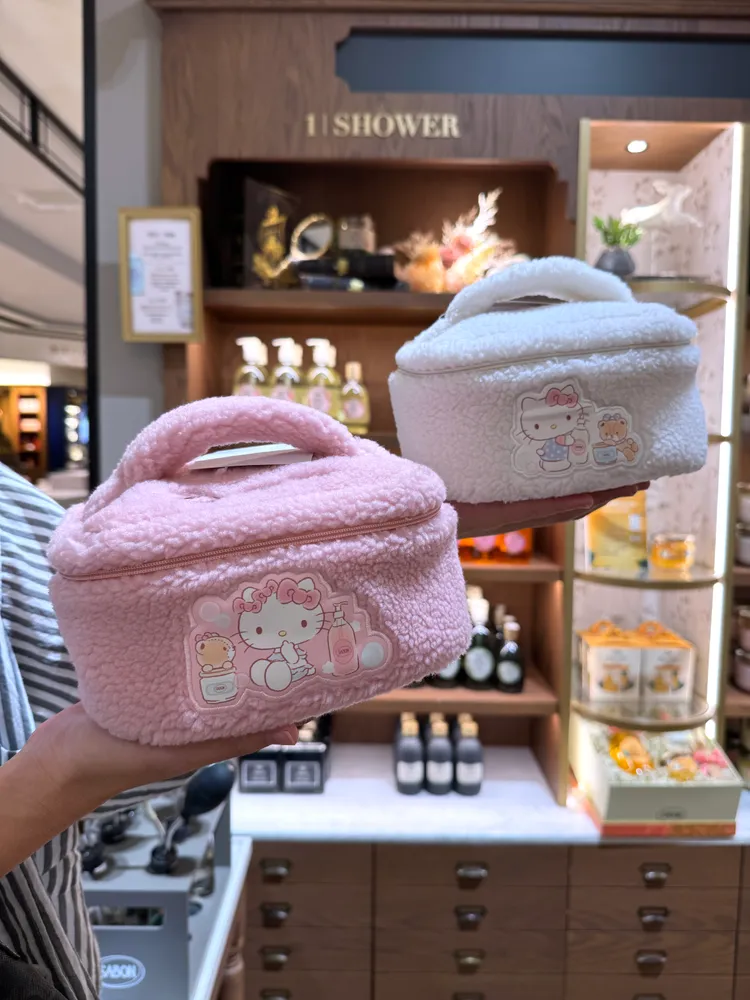 SABON x Hello Kitty絨毛化妝包。張家玲攝