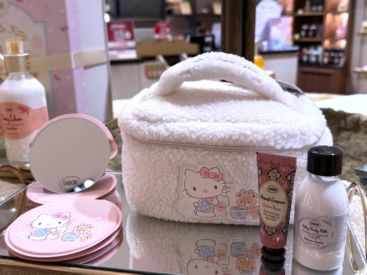 SABON x Hello Kitty摺疊化妝鏡、絨毛化妝包等聯名贈禮。張家玲攝