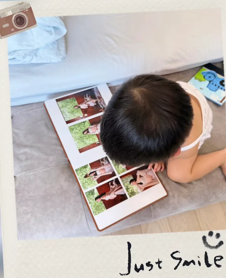 愷樂兒子翻閱她的懷孕寫真。翻攝愷樂IG