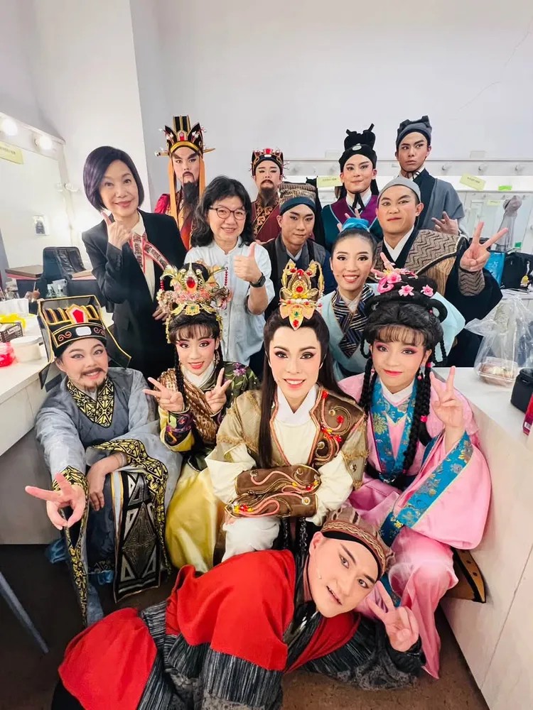 唐美雲（後排左）帶領團員在「2026承功－新秀舞臺」演出《大漠胭脂》。翻攝唐美雲粉絲團臉書