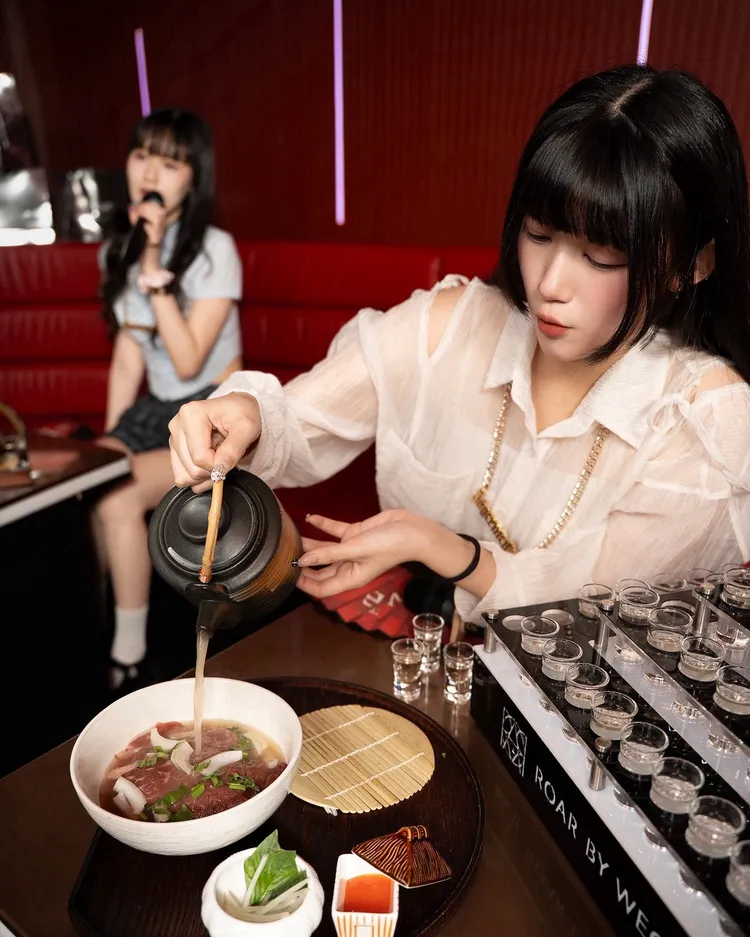 KTV餐飲精緻美味，客群鎖定朋友聚會、生日派對及公司聚餐。翻攝畫面