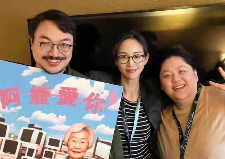 蔡嘉茵（右）的老闆張鈞甯（中）被認為是演藝圈女股神，左為蔡嘉茵老公。翻攝自甯聚力IG