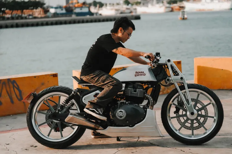 以 Super Meteor 650 為基礎打造的 HEPHAESTUS，展現獨具個性的騎乘風格。業者提供