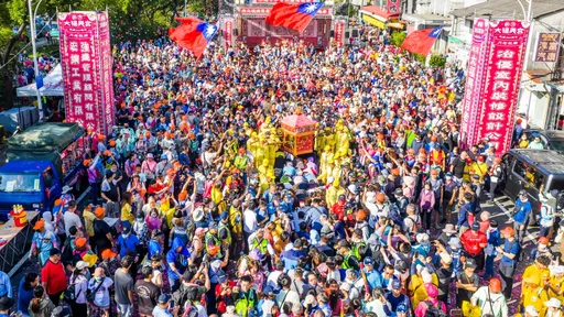 嘉義市迎來粉紅超跑！白沙屯媽祖贊境登場　上萬人湧入紅壇祈福