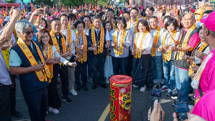 嘉義市長黃敏惠等人點起馬砲。嘉市府提供