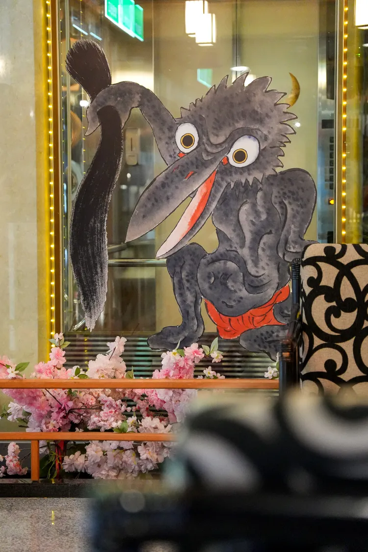 日勝生加賀屋本季呼應北投文物館特展，打造日本妖怪主題佈置，圖為髮切怪。業者提供
