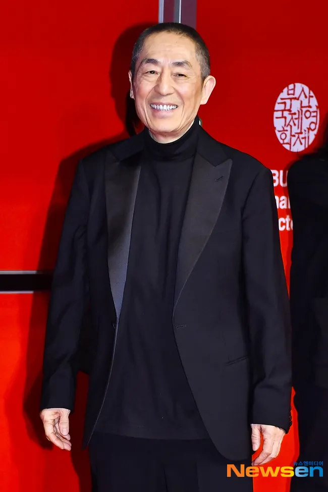 張藝謀率領評審團主席登場，表示今年評審一半都是女性，能夠合作感到非常榮幸。翻攝Newsen