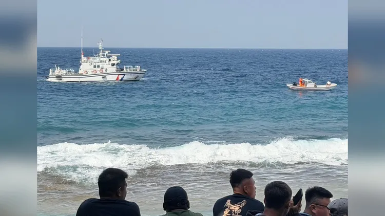 海巡船艇、漁船都在附近海域協尋。翻攝照片