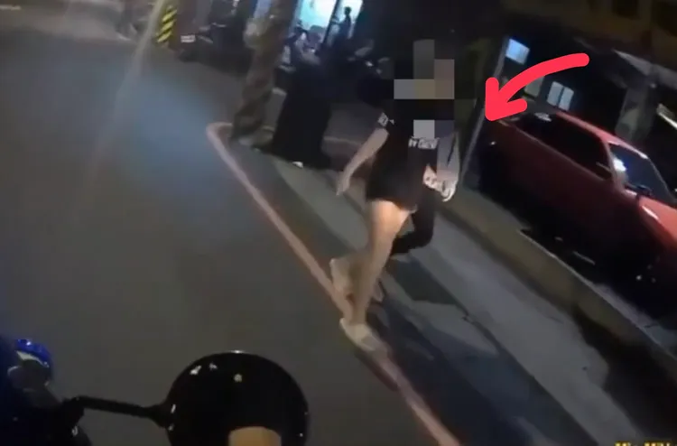 遇到警方巡邏車，男扮女裝的林男心虛躲在女友側邊，仍被揪出。翻攝畫面