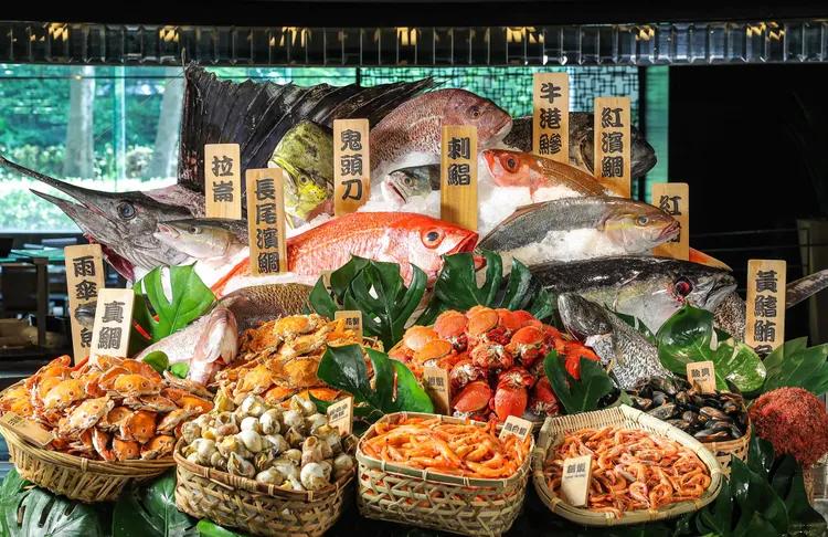台北晶華酒店栢麗廳以漁港直送鮮魚與豐美海鮮展現餐檯特色，線上旅展平日午餐四人優惠券享約7折優惠，適合親友揪團品味。台北晶華酒店提供
