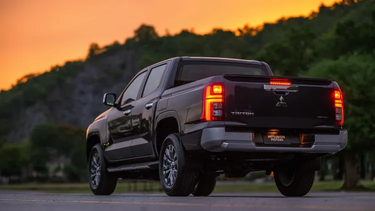 Mitsubishi Triton現行世代於2023年發表，採用全新梯形大樑底盤與雙A臂前懸吊，定位涵蓋商用載運、戶外休閒及越野用途。原廠照片