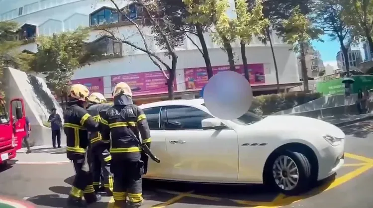 瑪莎拉蒂女駕駛下車移動身障人士的輪椅，竟遭車內愛犬誤觸中控鎖反鎖車外，警消協助破窗。翻攝畫面