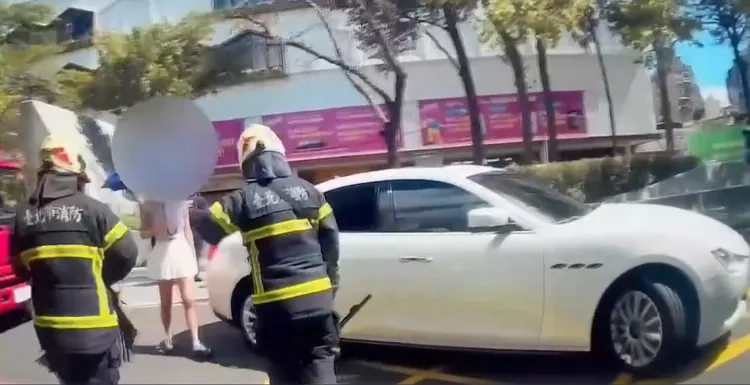 瑪莎拉蒂女駕駛下車移動身障人士的輪椅，竟遭車內愛犬誤觸中控鎖反鎖車外。翻攝畫面