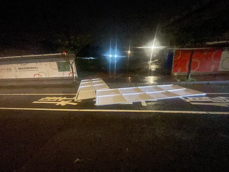 楊梅建築工地鐵門被吹倒。楊梅警分局提供