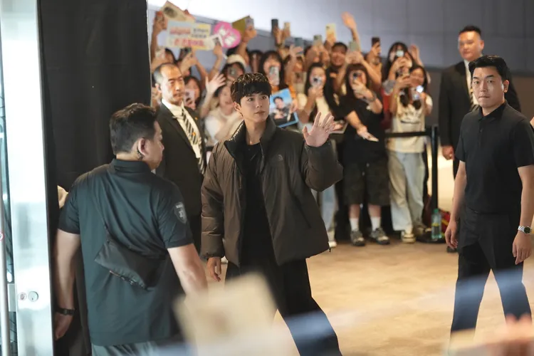 朴寶劍全黑現身。彭欣偉攝