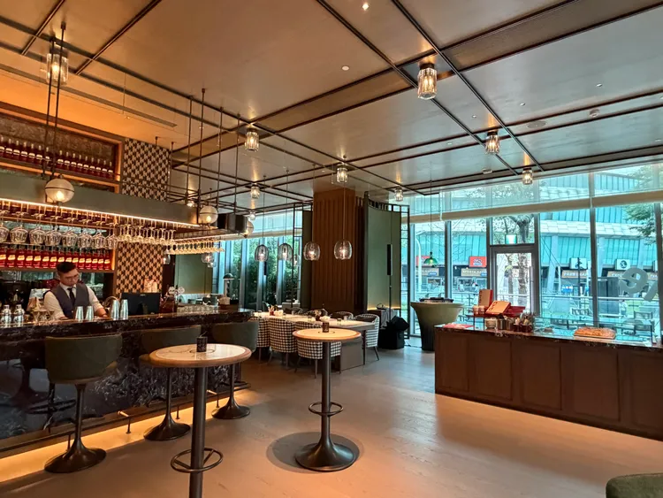 位於一樓與大巨蛋相望的義式餐酒館「NTD Eatery」。