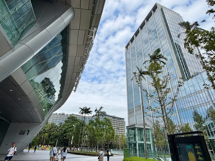 臺北洲際酒店緊鄰大巨蛋主體建築。莊偉祺攝