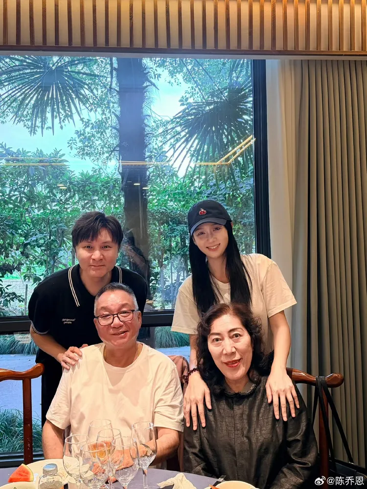 陳喬恩和友人一起和喬父、喬母聚餐。翻攝自陳喬恩微博