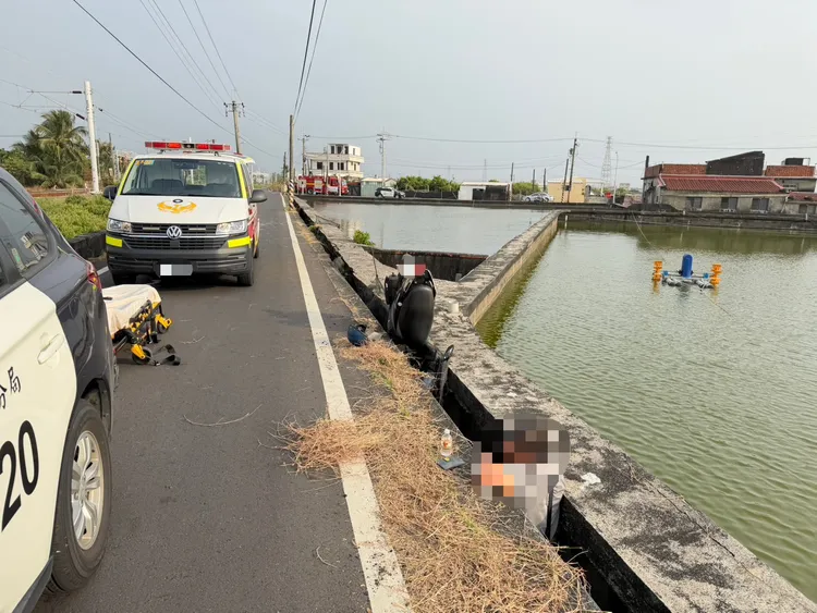 枋寮分局張姓巡佐休假期間酒後騎車自摔受困。翻攝畫面
