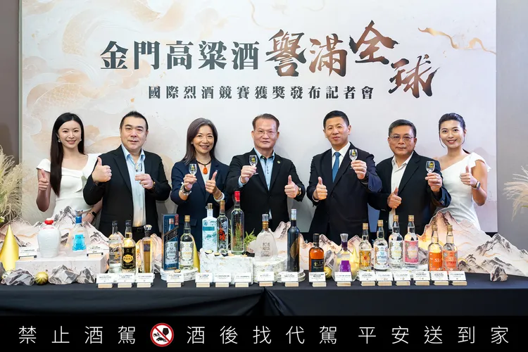 金門高粱酒譽滿全球，金門酒廠與經銷夥伴舉杯歡慶獲獎喜悅。業者提供