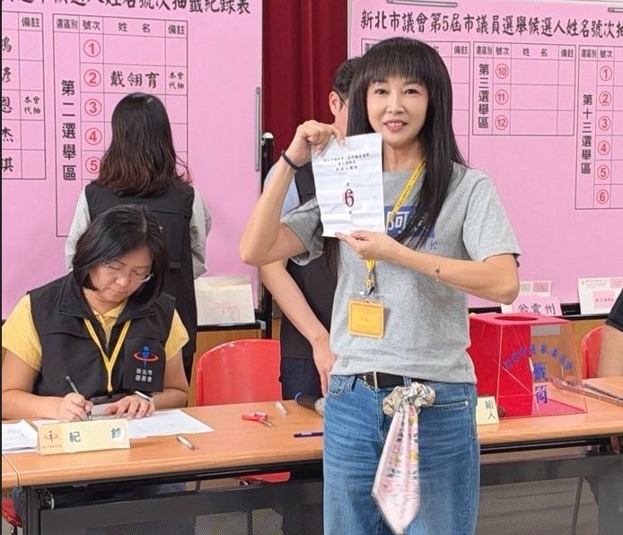 新北議員抽籤拚吉祥號!蔡淑君抽中6號喊「六六大順」 陳偉杰抽4號搭李四川拚好事連連