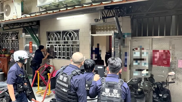 員警開2槍制止。翻攝畫面