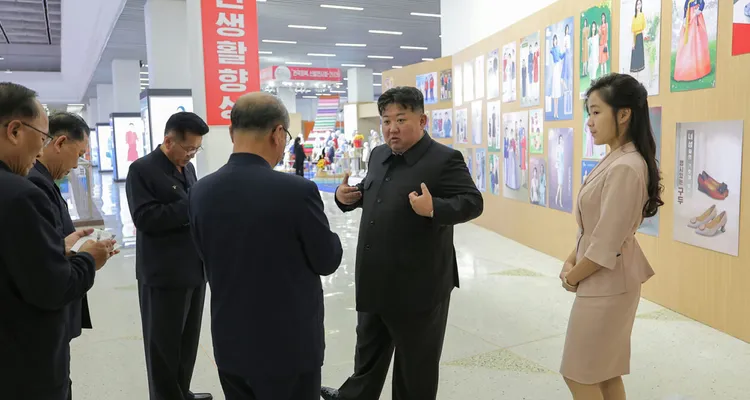 金正恩與女兒金主愛視察平壤服裝展。翻攝北韓勞動新聞