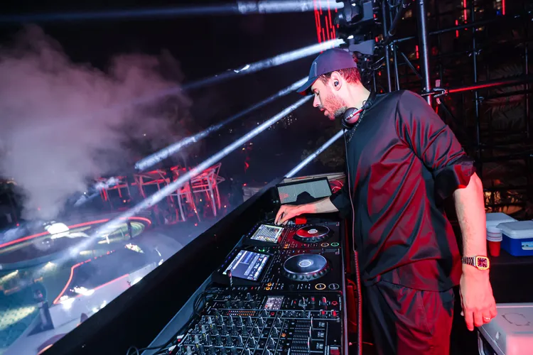 國際頂級電音大師Afrojack現身泳池派對。業者提供